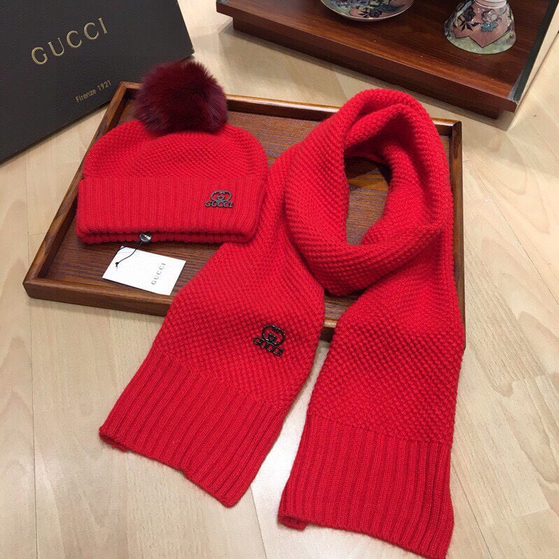 NO:343298,Gucci suit GUCCI suit rabbit velvet + cashmere scarf hat set with 15 cm fox wool ball real wool ball warm and fashionable [hot] simple and generous [hey] [lip] casual and personalized [yes] texture comfortable and soft [love] wool ball can be removed versatile for men and women universal couples color: black red apricot suit, suit, gucci, hats19860909古奇套装GUCCI套装兔绒+羊绒围巾帽子套装配15公分狐狸毛球真毛球保暖又时尚[怄火]简约大方[嘿哈][嘴唇]休闲有个性[耶]质感舒适柔软[爱心]毛球可卸下百搭款男女通用情侣款哦 颜色:黑 红 杏套装,套装,gucci,hats,accessory