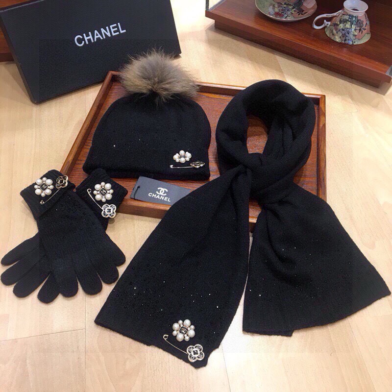 NO:343314,Chanel three-piece set CHANEL cashmere knitted scarf hat and gloves three-piece set 70 cashmere 30 rabbit hair ingredients, with metal and pearl logo shiny and warm, fashionable embellishment with exquisite hardware accessories, elegant and noble scarf size 190/30, black and gray!  suit, set, chanel, chanel, gloves, hats19860909香奈儿三件套CHANEL羊绒针织围巾帽子和手套三件套 70羊绒30兔毛成分,配金属、珍珠logo闪闪发光保暖又时尚缀以精致五金配饰尽显优雅高贵围巾尺寸190/30,黑,灰！套装,套装,chanel,chanel,gloves,hats,accessory