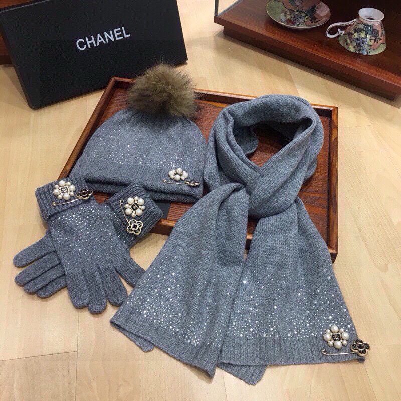 NO:343316,Chanel three-piece set CHANEL cashmere knitted scarf hat and gloves three-piece set 70 cashmere 30 rabbit hair ingredients, with metal and pearl logo shiny warm and fashionable embellishment with exquisite hardware accessories to show elegance and noble scarf size 190/30, black, gray, camel, 3 colors optional set, suit, chanel, chanel, gloves, hats19860909香奈儿三件套CHANEL羊绒针织围巾帽子和手套三件套 70羊绒30兔毛成分,配金属、珍珠logo闪闪发光保暖又时尚缀以精致五金配饰尽显优雅高贵围巾尺寸190/30,黑,灰,驼色,3色可选套装,套装,chanel,chanel,gloves,hats,accessory