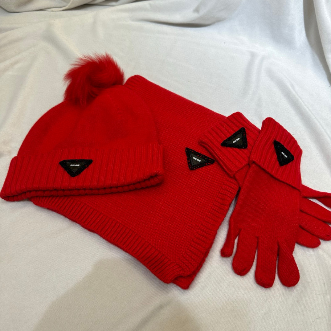 NO:659626,miumiu three-piece set [wool three-piece set] hat, scarf and gloves!  Classic suit hat!  It comes with a 12cm fox fur ball, which is warm and super comfortable. It’s a great tool for young ladies to reduce their age in winter. This winter, all you need is this set of hats. It’s warm and fashionable!  Complete range of anti-counterfeiting labels and elevators!  Many styles, welcome to choose suits, suits, miumiu, gloves, hats19860909miumiu三件套【羊毛三件套套装】帽子围巾手套！经典套装帽子！配12公分狐狸毛球暖暖哒超级舒服～冬日小姐姐减龄神器哦～这个冬天你就差这么一套套装帽子啦～又保暖又时尚！防伪标签吊卡齐全！多多款式,欢迎选择套装,套装,miumiu,gloves,hats,accessory