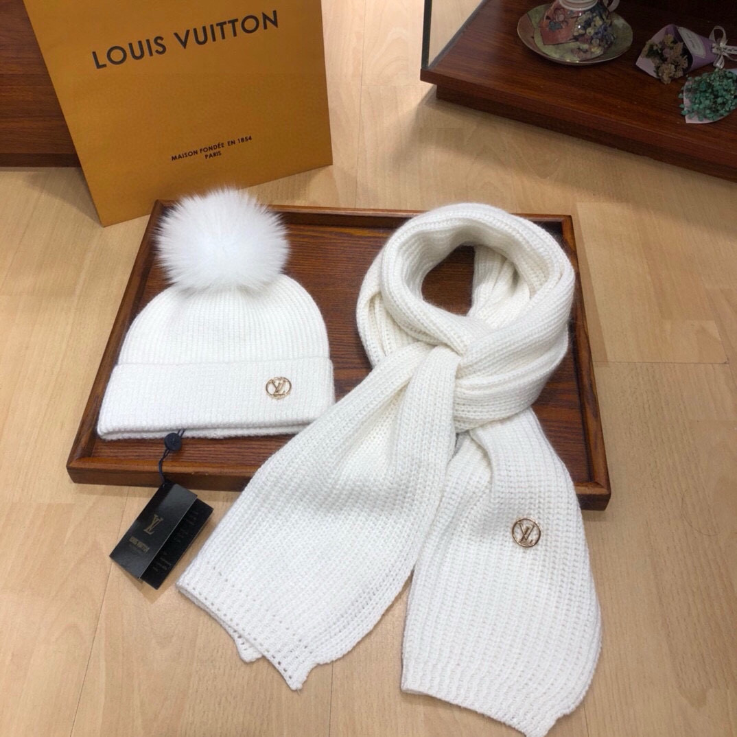 NO:659629,LV suit Louis Vuitton knitted hat and scarf suit with 15 cm real fox fur ball 30% rabbit velvet 70% cashmere, very soft and comfortable, warm and fashionable, full of personality, simple and elegant, LV metal logo is more classy, ​​high-end, stylish, generous and trendy, personalized couple suit, suit, louis vuitton, louis vuitton, hats19860909LV套装路易威登针织帽子围巾套装 配15公分真毛狐狸毛球30兔绒70羊绒,非常柔软舒适,保暖又时尚,个性十足简约大气,LV金属logo更显档次,高端大气时尚大方潮流有个性情侣套装哦套装,套装,louis vuitton,louis vuitton,hats,accessory