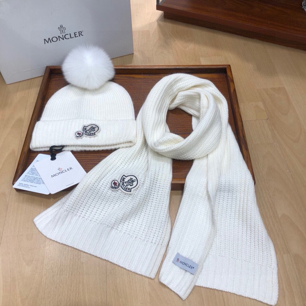 NO:554532,MONCLER [color] new original hat and scarf set!  Rabbit cashmere ingredients and 15cm real fox fur ball, warm and fashionable [Love] The texture is very good, low-key luxury 3 colors are available, black, white and gray, unisex, the ball can be removed^_^ Suit, suit, Moncler, hats19860909蒙口套装MONCLER[色] 新款原单帽子围巾套装！兔绒羊绒成份配15公分真狐狸毛球,保暖又时尚 [爱心]质感非常好,低调奢华3色可选哦 黑 白 灰男女通用,球可卸下^_^套装,套装,Moncler,hats,accessory