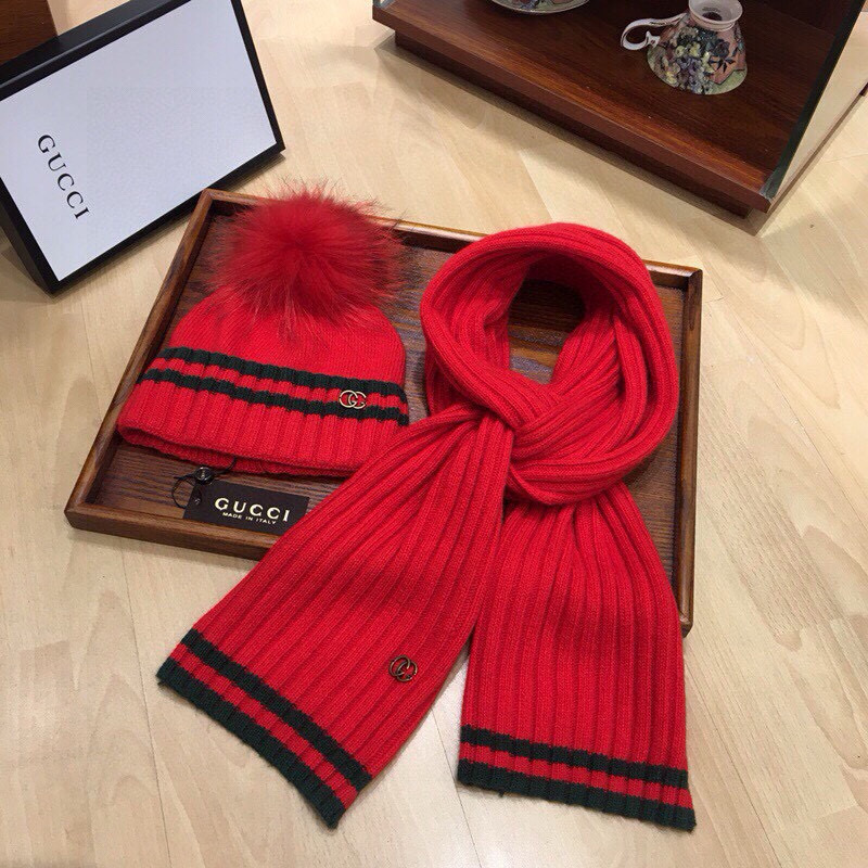 NO:554533,GUCCI Gucci suit rabbit + cashmere scarf and hat set with 15cm real fox fur ball, very warm and fashionable [怄火] Simple and elegant [Hey ha] [lips] casual and personalized [yeah] comfortable and soft texture [love] fur ball can be removed, versatile, unisex couple style [wit] suit, suit, gucci, hats19860909GUCCI古奇套装兔绒+羊绒围巾帽子套装配15公分真狐狸毛球非常棒保暖又时尚[怄火]简约大方[嘿哈][嘴唇]休闲有个性[耶]质感舒适柔软[爱心]毛球可卸下百搭款男女通用情侣款哦[机智]套装,套装,gucci,hats,accessory