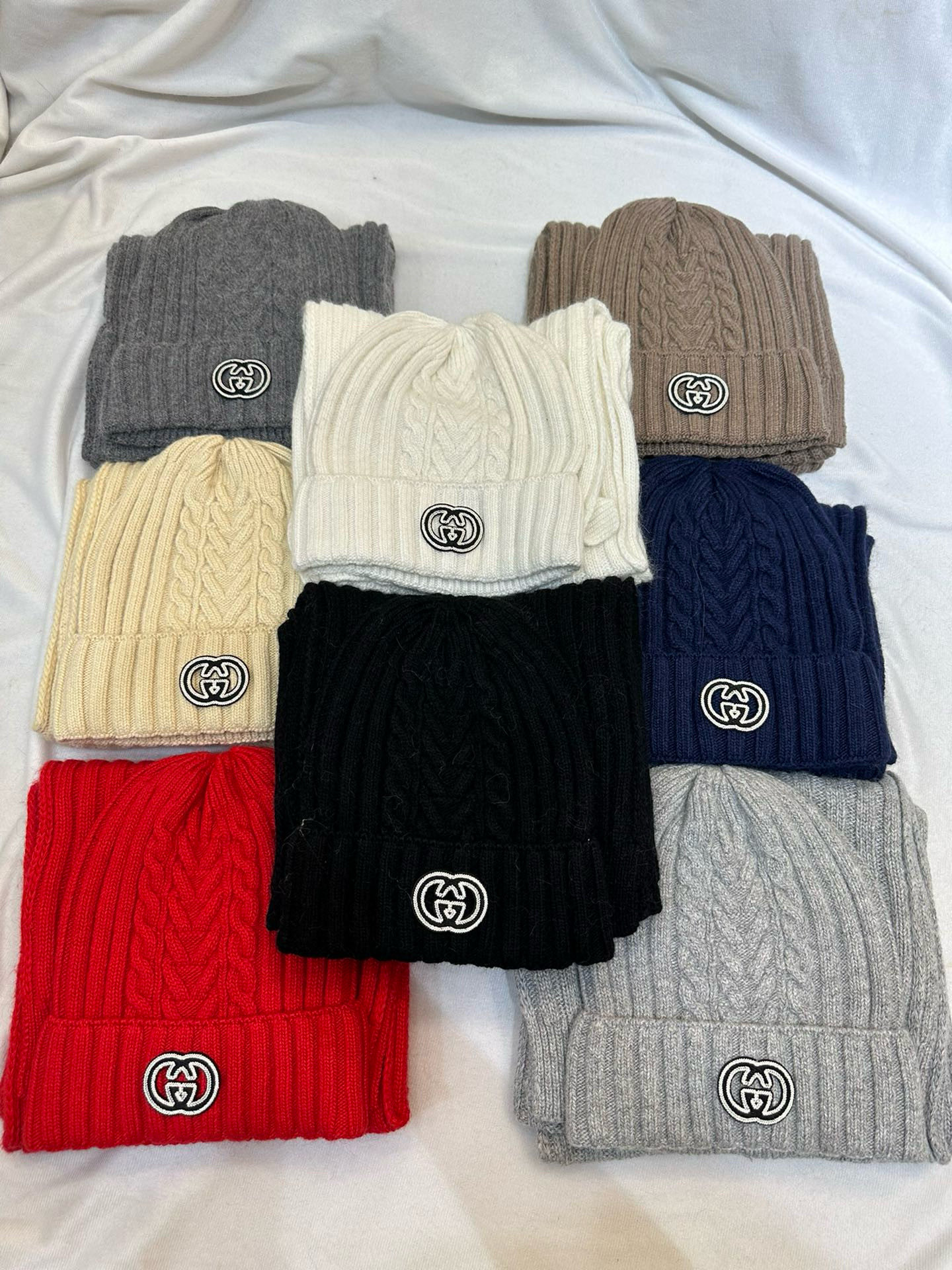 NO:554534,Gucci suit [wool suit hat, classic suit hat!  Hat and scarf!  It's warm and super comfortable~A great tool for young ladies to reduce their age in winter~This winter, all you need is a set of hats~It's warm and fashionable!  Unisex model! Can be made as a couple model!  Complete range of anti-counterfeiting labels and elevators!  Many styles, welcome to choose! Suits, suits, gucci, hats19860909Gucci古奇套装【羊毛套装帽子经典套装帽子！帽子围巾！暖暖哒超级舒服～冬日小姐姐减龄神器哦～这个冬天你就差这么一套套装帽子啦～又保暖又时尚！男女通用款!可以做情侣款！防伪标签吊卡齐全！多多款式,欢迎选择!套装,套装,gucci,hats,accessory