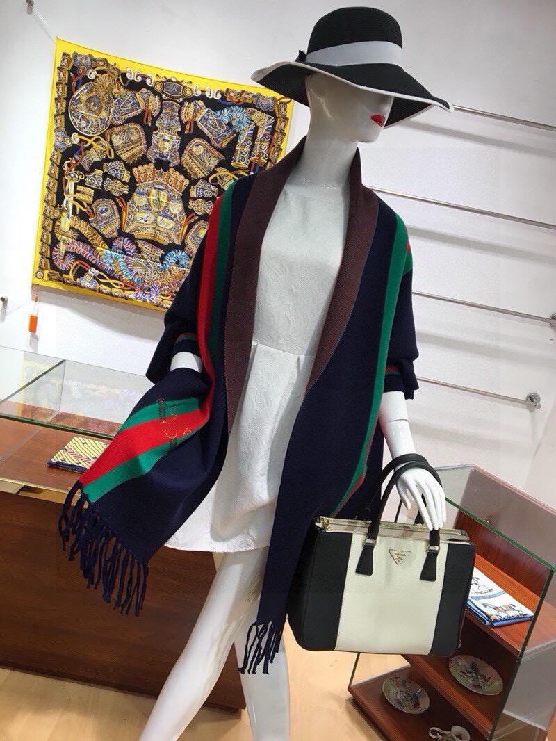 P220🎀GUCCl古奇披肩♥️冬季新款披肩,采用上等羊毛➕进口包芯纱面料,和中东钻,闪闪发亮,绝不掉钻,图案更是G家最新款式图案;款式新颖不挑身材上身效果大牌范十足💋此款实物更美💐专柜品质,时尚精典挡不住的美......均码,3色可选:藏青色 咖啡色 黑色