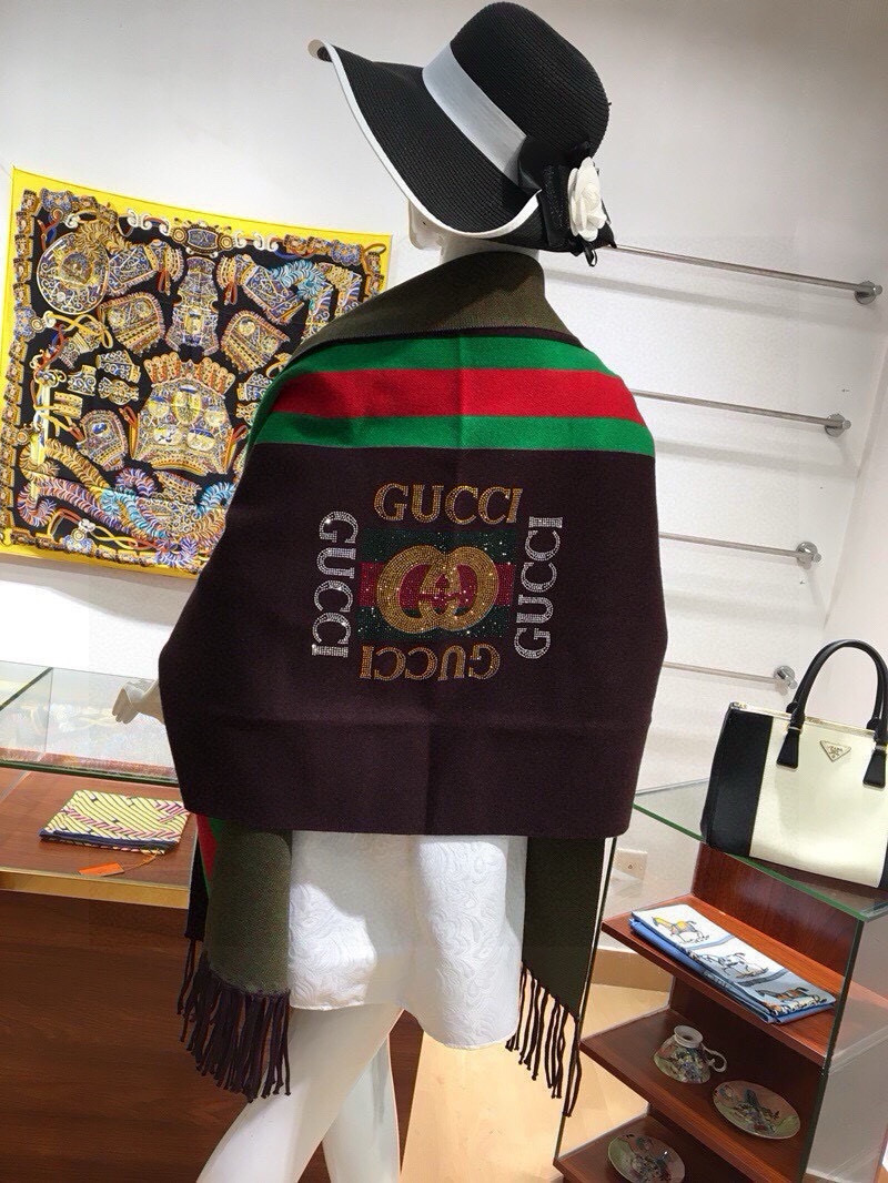 P220🎀GUCCl古奇披肩♥️冬季新款披肩,采用上等羊毛➕进口包芯纱面料,和中东钻,闪闪发亮,绝不掉钻,图案更是G家最新款式图案;款式新颖不挑身材上身效果大牌范十足💋此款实物更美💐专柜品质,时尚精典挡不住的美......均码,3色可选:藏青色 咖啡色 黑色