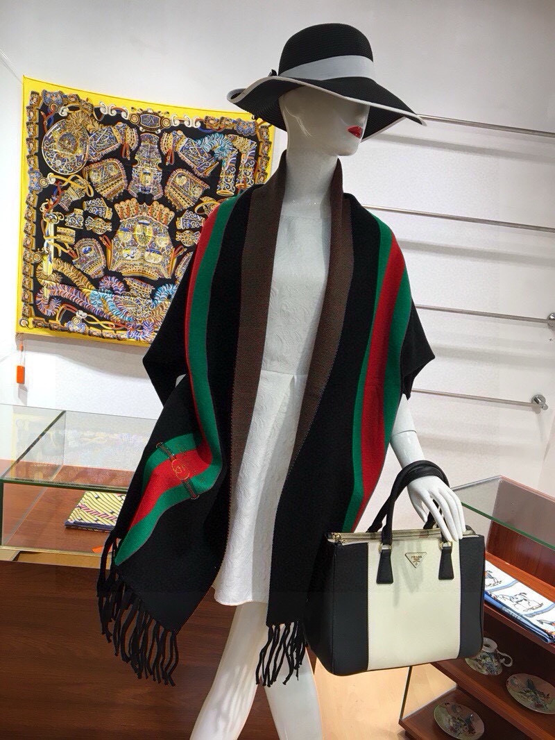 P220🎀GUCCl古奇披肩♥️冬季新款披肩,采用上等羊毛➕进口包芯纱面料,和中东钻,闪闪发亮,绝不掉钻,图案更是G家最新款式图案;款式新颖不挑身材上身效果大牌范十足💋此款实物更美💐专柜品质,时尚精典挡不住的美......均码,3色可选:藏青色 咖啡色 黑色