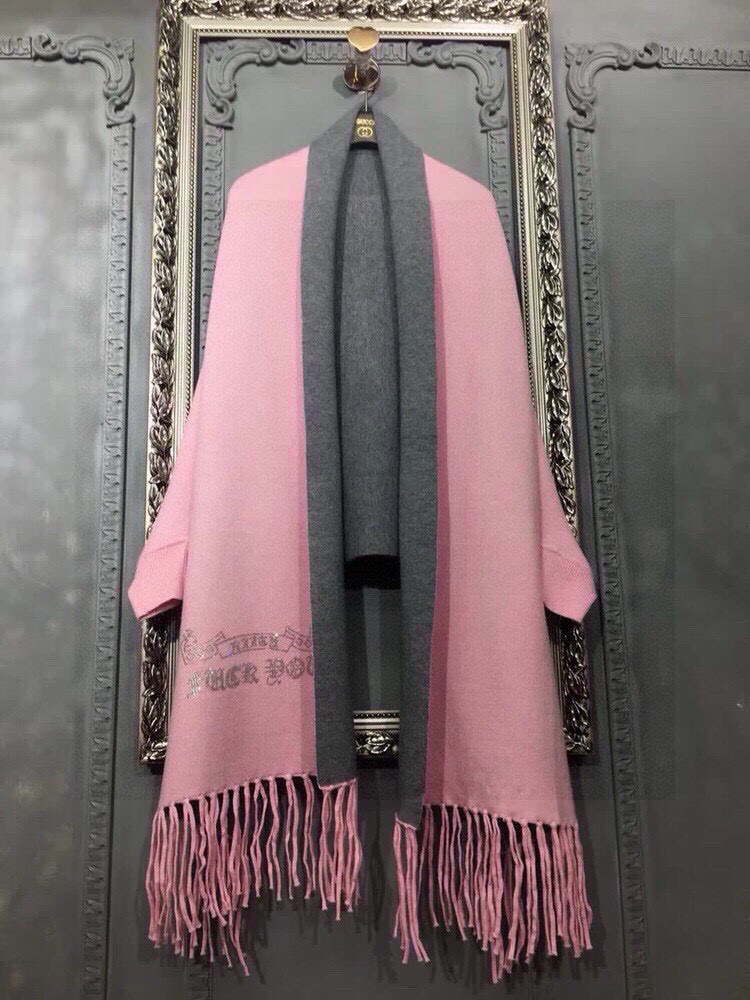 P210🎀克罗心披肩♥️冬季新款披肩，采用上等羊毛➕进口包芯纱面料， 后背进口白钻镶嵌的克罗心大logo凸显品牌的高贵雍雅！前方还有字母Logo点缀更精美，款式新颖不挑身材上身效果大牌范十足💋此款的设计让爱美女士自由出入各种场所，💐专柜品质，时尚精典挡不住的美......均码  颜色：黑色   粉色