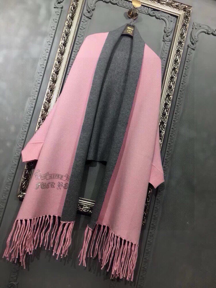 P210🎀克罗心披肩♥️冬季新款披肩，采用上等羊毛➕进口包芯纱面料， 后背进口白钻镶嵌的克罗心大logo凸显品牌的高贵雍雅！前方还有字母Logo点缀更精美，款式新颖不挑身材上身效果大牌范十足💋此款的设计让爱美女士自由出入各种场所，💐专柜品质，时尚精典挡不住的美......均码  颜色：黑色   粉色