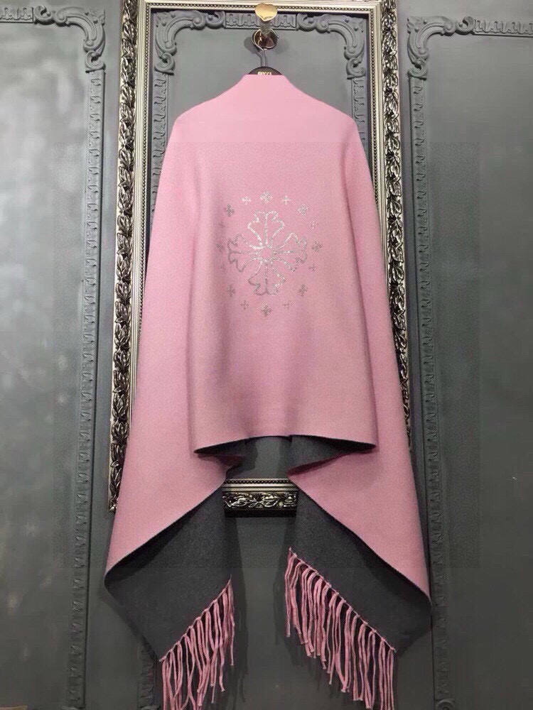 P210🎀克罗心披肩♥️冬季新款披肩，采用上等羊毛➕进口包芯纱面料， 后背进口白钻镶嵌的克罗心大logo凸显品牌的高贵雍雅！前方还有字母Logo点缀更精美，款式新颖不挑身材上身效果大牌范十足💋此款的设计让爱美女士自由出入各种场所，💐专柜品质，时尚精典挡不住的美......均码  颜色：黑色   粉色