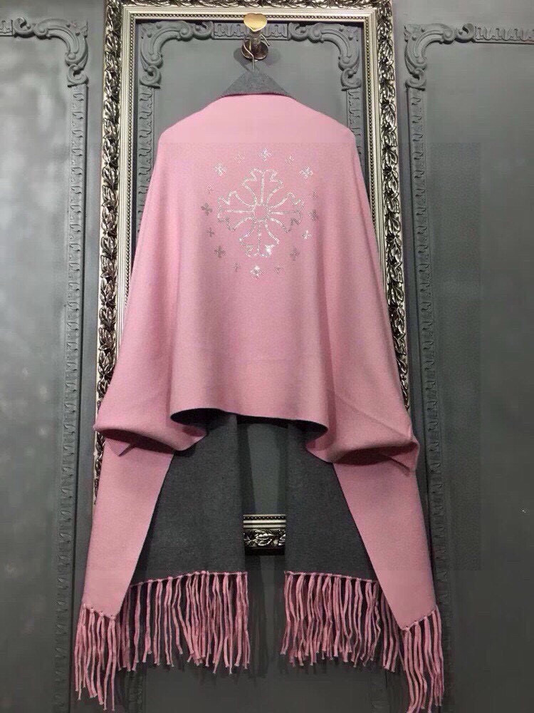 P210🎀克罗心披肩♥️冬季新款披肩，采用上等羊毛➕进口包芯纱面料， 后背进口白钻镶嵌的克罗心大logo凸显品牌的高贵雍雅！前方还有字母Logo点缀更精美，款式新颖不挑身材上身效果大牌范十足💋此款的设计让爱美女士自由出入各种场所，💐专柜品质，时尚精典挡不住的美......均码  颜色：黑色   粉色