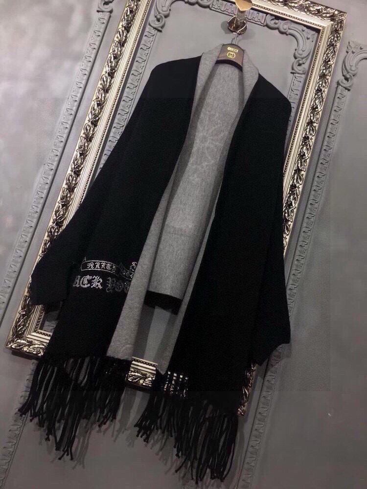 P210🎀克罗心披肩♥️冬季新款披肩，采用上等羊毛➕进口包芯纱面料， 后背进口白钻镶嵌的克罗心大logo凸显品牌的高贵雍雅！前方还有字母Logo点缀更精美，款式新颖不挑身材上身效果大牌范十足💋此款的设计让爱美女士自由出入各种场所，💐专柜品质，时尚精典挡不住的美......均码  颜色：黑色   粉色