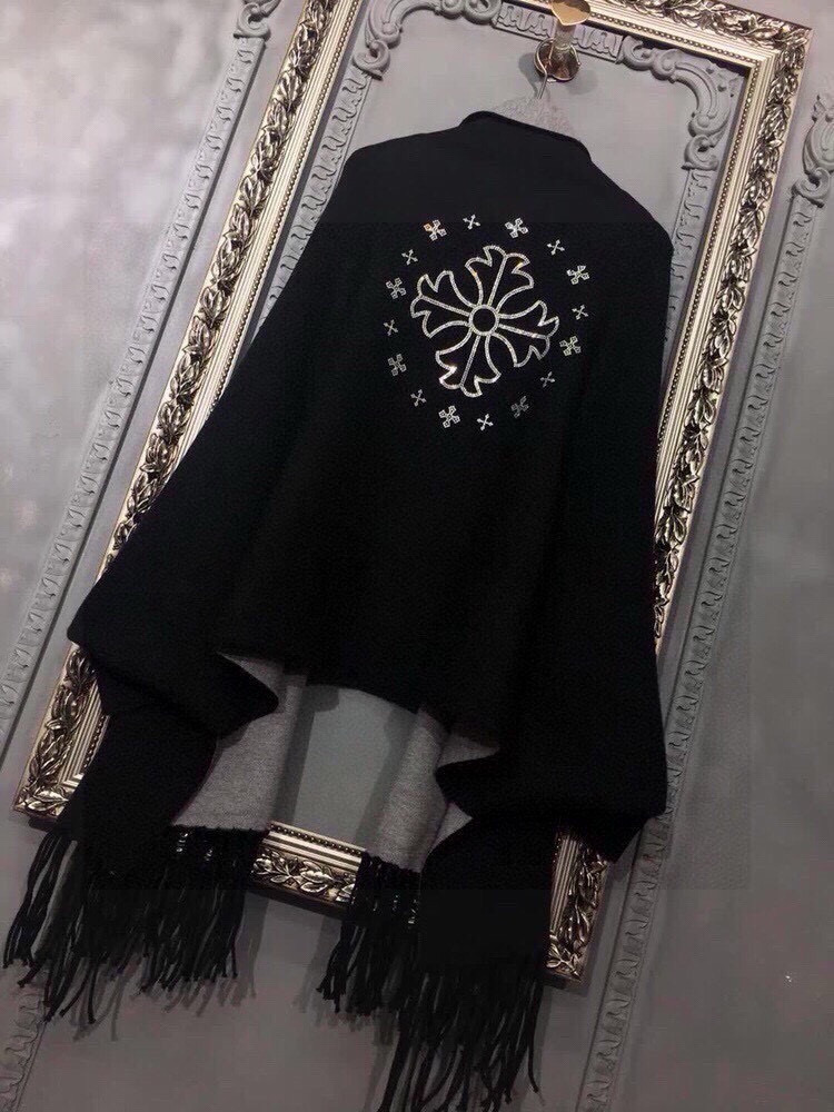 P210🎀克罗心披肩♥️冬季新款披肩，采用上等羊毛➕进口包芯纱面料， 后背进口白钻镶嵌的克罗心大logo凸显品牌的高贵雍雅！前方还有字母Logo点缀更精美，款式新颖不挑身材上身效果大牌范十足💋此款的设计让爱美女士自由出入各种场所，💐专柜品质，时尚精典挡不住的美......均码  颜色：黑色   粉色