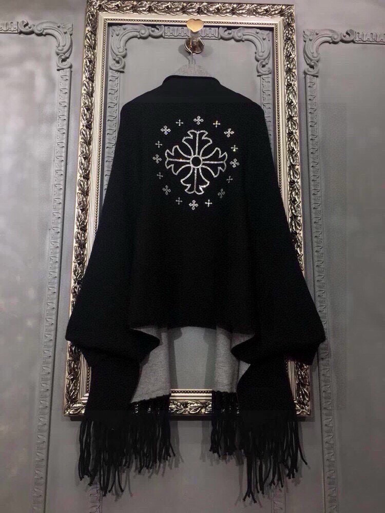 P210🎀克罗心披肩♥️冬季新款披肩，采用上等羊毛➕进口包芯纱面料， 后背进口白钻镶嵌的克罗心大logo凸显品牌的高贵雍雅！前方还有字母Logo点缀更精美，款式新颖不挑身材上身效果大牌范十足💋此款的设计让爱美女士自由出入各种场所，💐专柜品质，时尚精典挡不住的美......均码  颜色：黑色   粉色