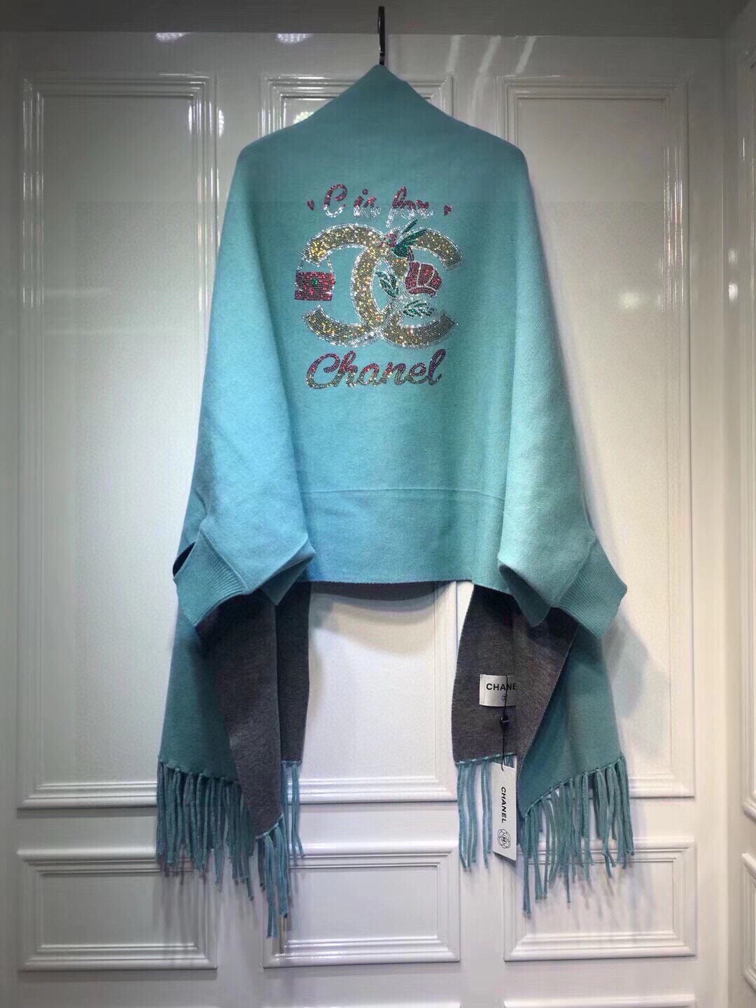 P200🌹香奈儿披肩🎁CHANEL披肩♥️秋冬季新款披肩,重工定制,采用上等羊毛➕进口包芯纱面料, 后背最新款✨图案➕进口钻双C logo凸显品牌的独特魅力!款式新颖不挑身材上身效果大牌范十足💋此款的设计让爱美女士自由出入各种场所,💐专柜品质,时尚精典挡不住的美......均码。