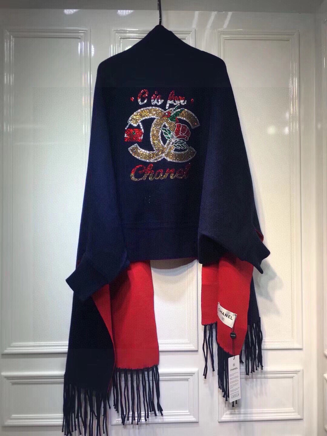 P200🌹香奈儿披肩🎁CHANEL披肩♥️秋冬季新款披肩,重工定制,采用上等羊毛➕进口包芯纱面料, 后背最新款✨图案➕进口钻双C logo凸显品牌的独特魅力!款式新颖不挑身材上身效果大牌范十足💋此款的设计让爱美女士自由出入各种场所,💐专柜品质,时尚精典挡不住的美......均码。