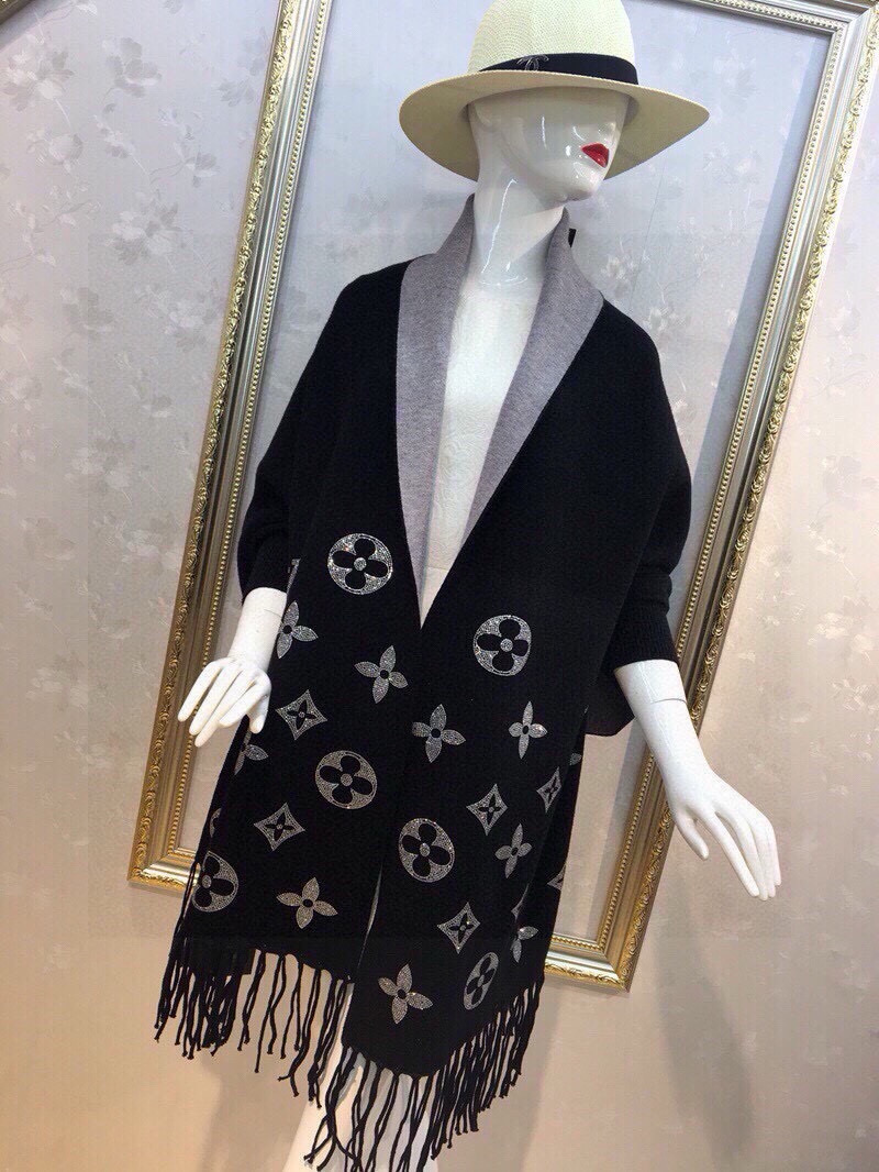 🎀LV披肩♥️路易威登⭐️此款小贵 小花都是用4毫厘进口中东钻镶上去的 冬季新款披肩,采用上等羊毛➕进口包芯纱面料,L家经典著作产品小花➕银色钻凸显品牌,闪闪发亮😱买到就是赚到的款,超级重工超级精美,款式新颖不挑身材上身效果大牌范十足💋此款实物更美💐专柜品质,时尚精典挡不住的美 均码! 颜色:黑灰色 藏青色