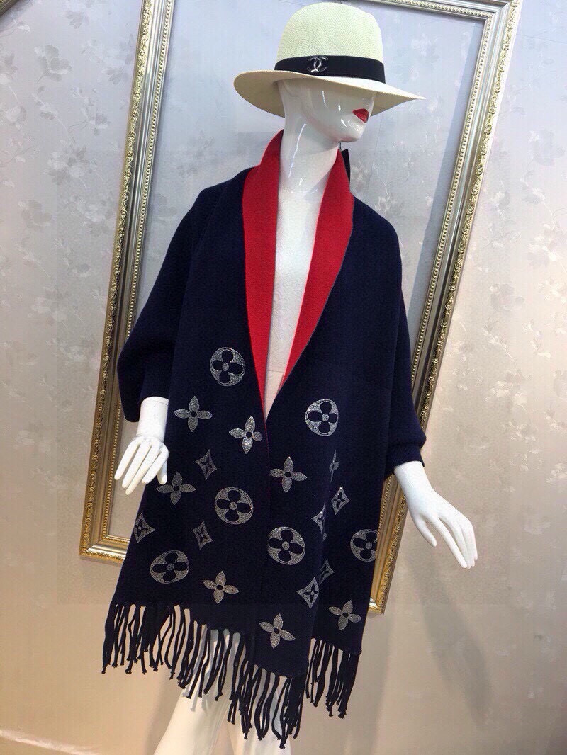 🎀LV披肩♥️路易威登⭐️此款小贵 小花都是用4毫厘进口中东钻镶上去的 冬季新款披肩,采用上等羊毛➕进口包芯纱面料,L家经典著作产品小花➕银色钻凸显品牌,闪闪发亮😱买到就是赚到的款,超级重工超级精美,款式新颖不挑身材上身效果大牌范十足💋此款实物更美💐专柜品质,时尚精典挡不住的美 均码! 颜色:黑灰色 藏青色