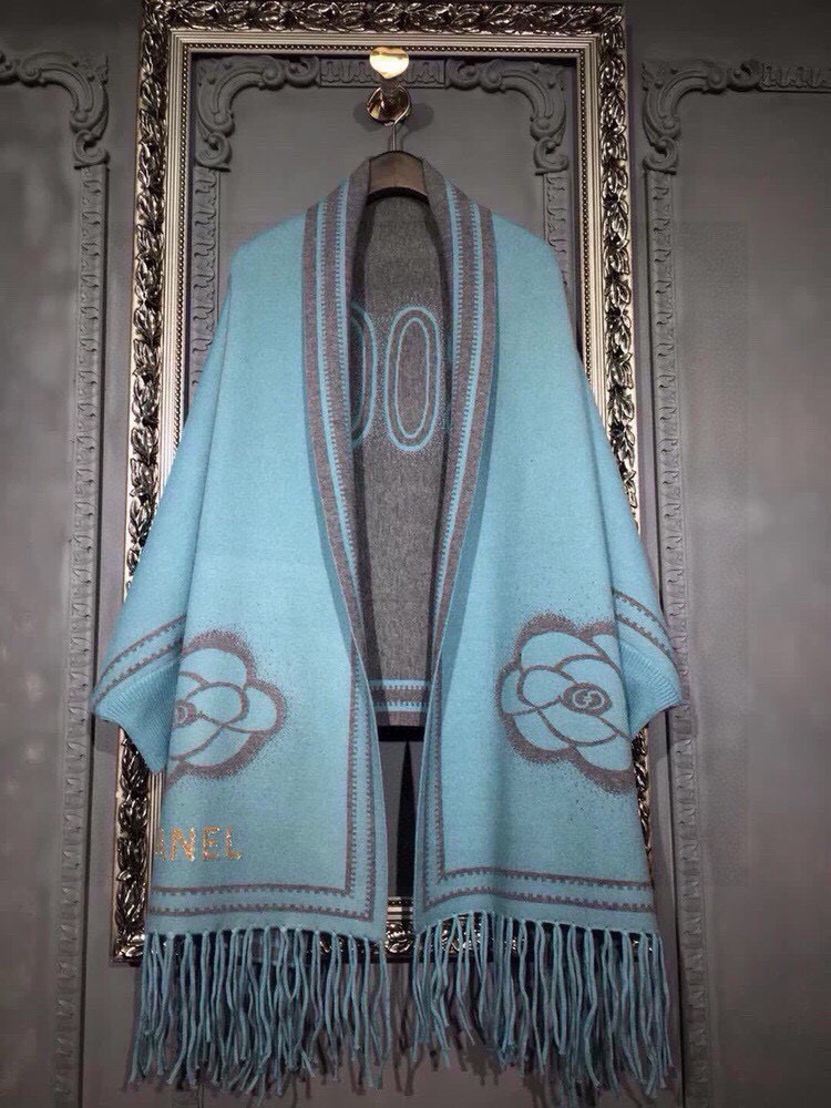 P200🎀香奈儿披肩chanel 🌹冬季新款披肩,采用上等羊毛➕进口包芯纱,coco山茶花拼色披肩;拼色设计也是此款的独特之处,款式不挑身材上身效果大牌范十足💋此款的设计让爱美的女士出入各种场所都会成为最大的焦点❤💐专柜品质...均码 颜色:灰色 黑色 红色 玫红色 浅蓝色