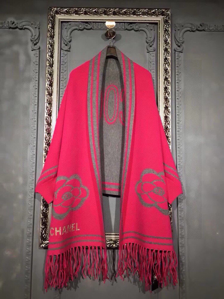 P200🎀香奈儿披肩chanel 🌹冬季新款披肩,采用上等羊毛➕进口包芯纱,coco山茶花拼色披肩;拼色设计也是此款的独特之处,款式不挑身材上身效果大牌范十足💋此款的设计让爱美的女士出入各种场所都会成为最大的焦点❤💐专柜品质...均码 颜色:灰色 黑色 红色 玫红色 浅蓝色
