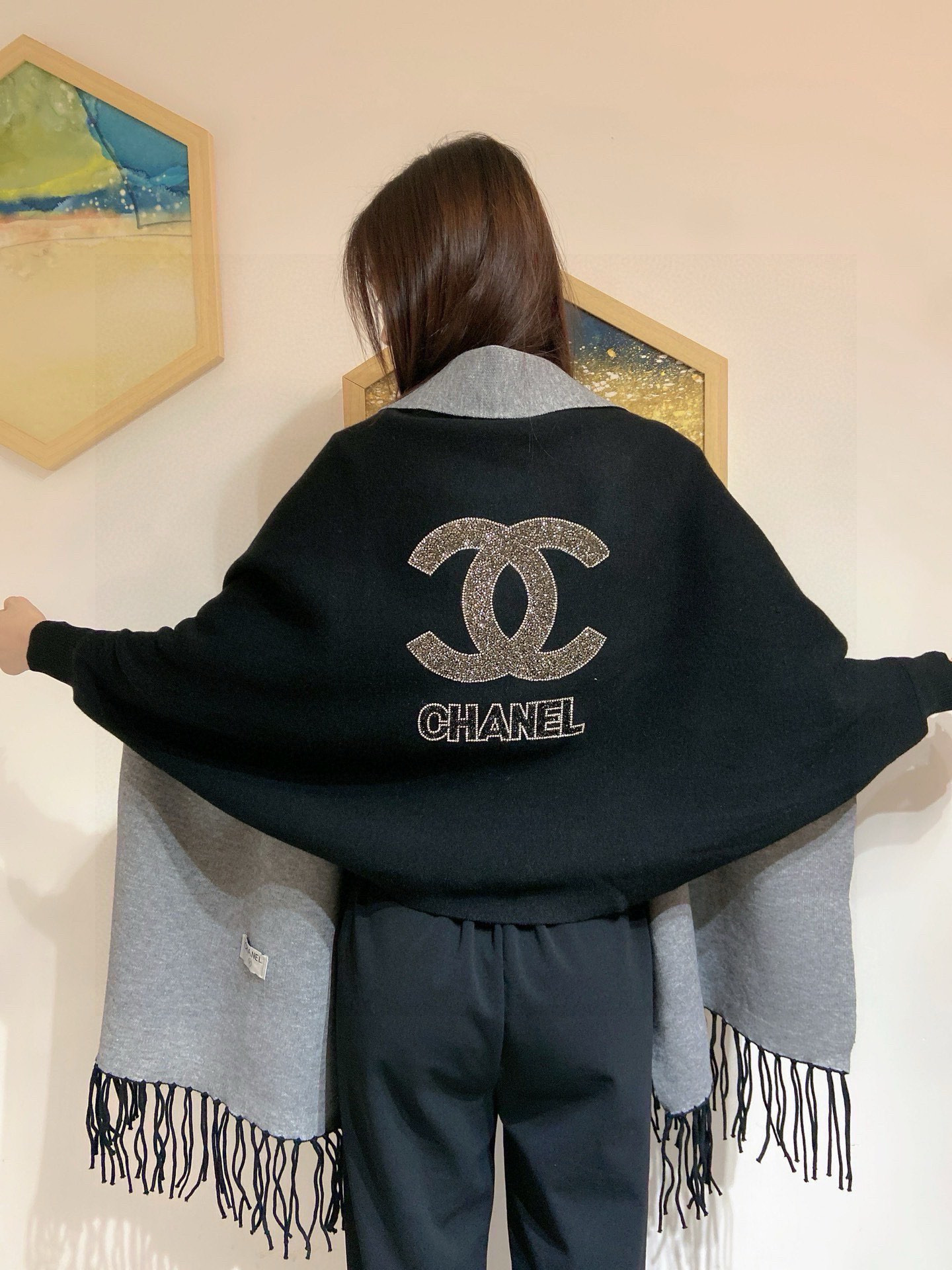 P220🎀香奈儿披肩🎁Chanel ♥️最新进口中东钻新款披肩,采用上等羊毛➕进口包芯纱面料,采用最新款式图案;颜色图案设计都很费时费料款式新颖不挑身材上身效果大牌范十足💋此款实物更美💐专柜品质,时尚精典挡不住的美......均码 黑色 丈青 大红