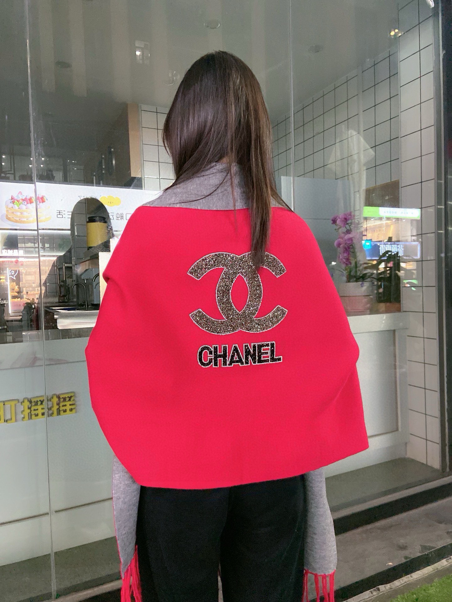 P220🎀香奈儿披肩🎁Chanel ♥️最新进口中东钻新款披肩,采用上等羊毛➕进口包芯纱面料,采用最新款式图案;颜色图案设计都很费时费料款式新颖不挑身材上身效果大牌范十足💋此款实物更美💐专柜品质,时尚精典挡不住的美......均码 黑色 丈青 大红