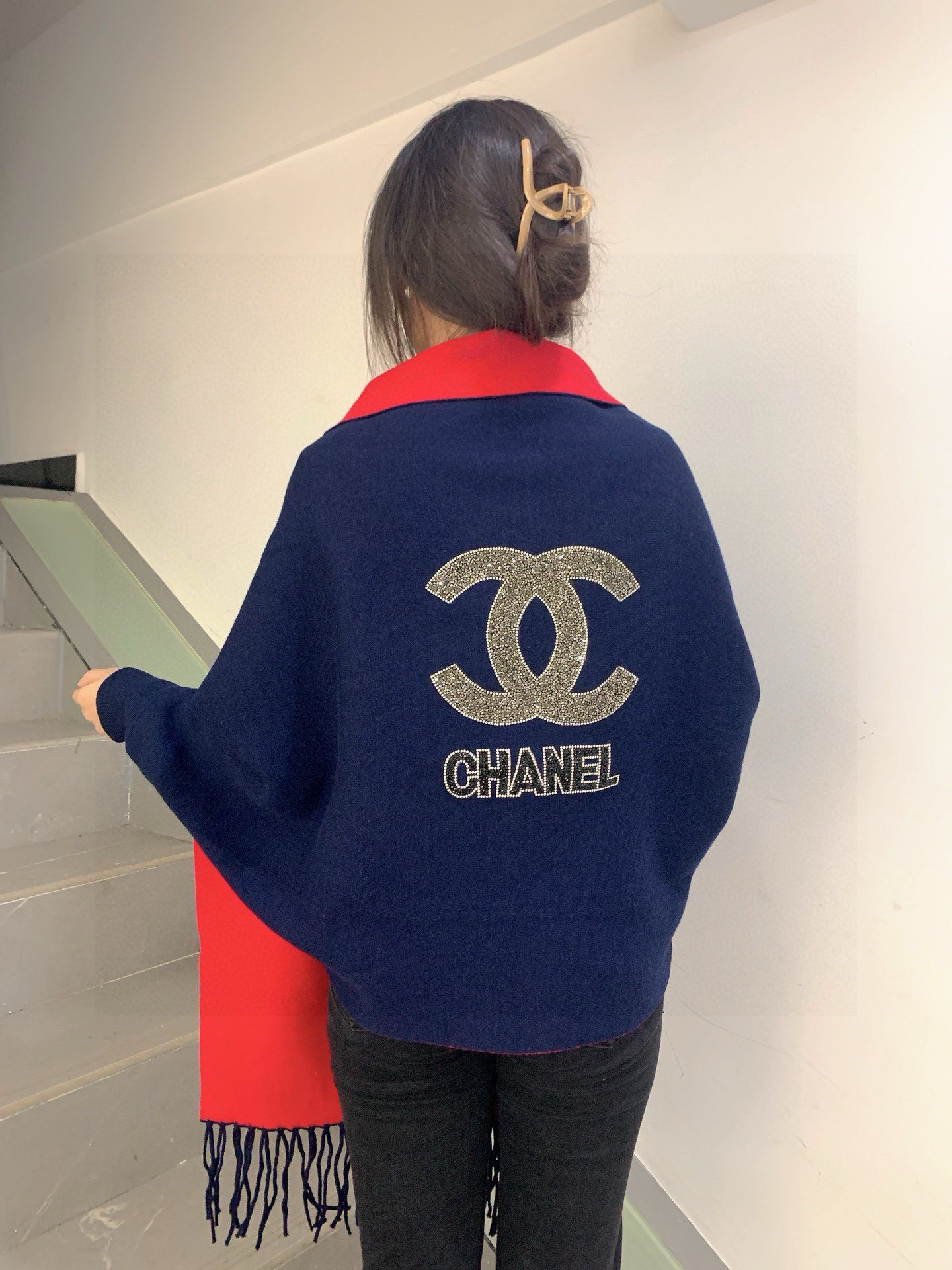 P220🎀香奈儿披肩🎁Chanel ♥️最新进口中东钻新款披肩,采用上等羊毛➕进口包芯纱面料,采用最新款式图案;颜色图案设计都很费时费料款式新颖不挑身材上身效果大牌范十足💋此款实物更美💐专柜品质,时尚精典挡不住的美......均码 黑色 丈青 大红