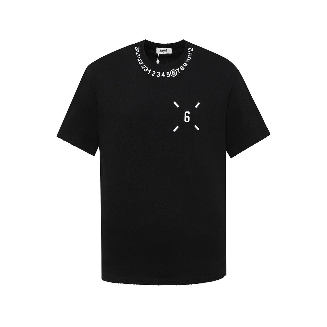 MM6 Maison Margiela 马丁·马吉拉, camiseta de manga corta con estampado y números grabados en relieve. Tejido de al…