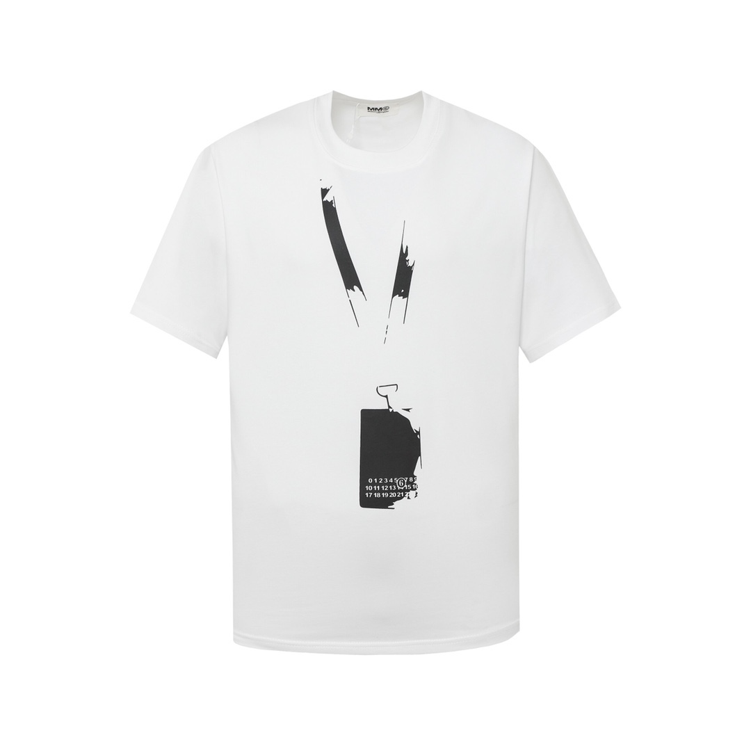 MM6 Maison Margiela 马丁·马吉拉, 24SS camiseta de manga corta con cuello redondo y estampado de cartas destruidas.…