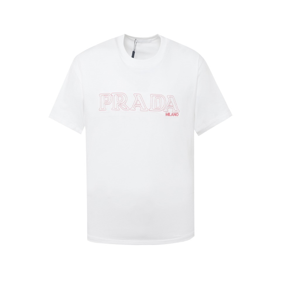 PRADA~Prada 𝟮𝟰𝘀𝘀La nueva manga corta clásica bordada con apliques de dos capas. De moda tanto para hombres como par…