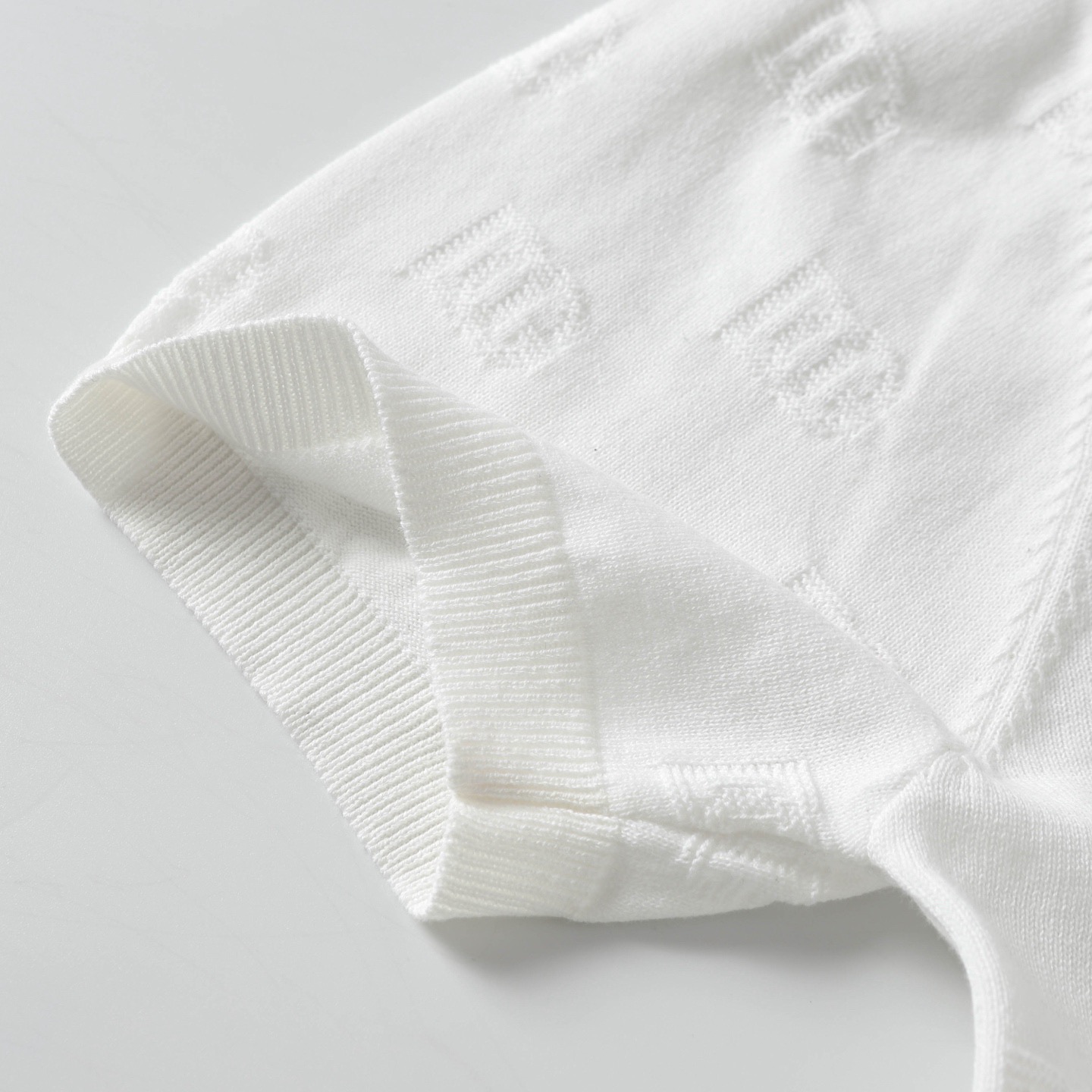 “Dolce & Gabbana Logo Knitting T-shirts in Black and White, Various Sizes Available” - 图片 6