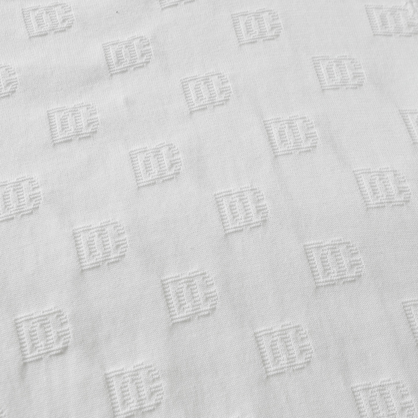 “Dolce & Gabbana Logo Knitting T-shirts in Black and White, Various Sizes Available” - 图片 4