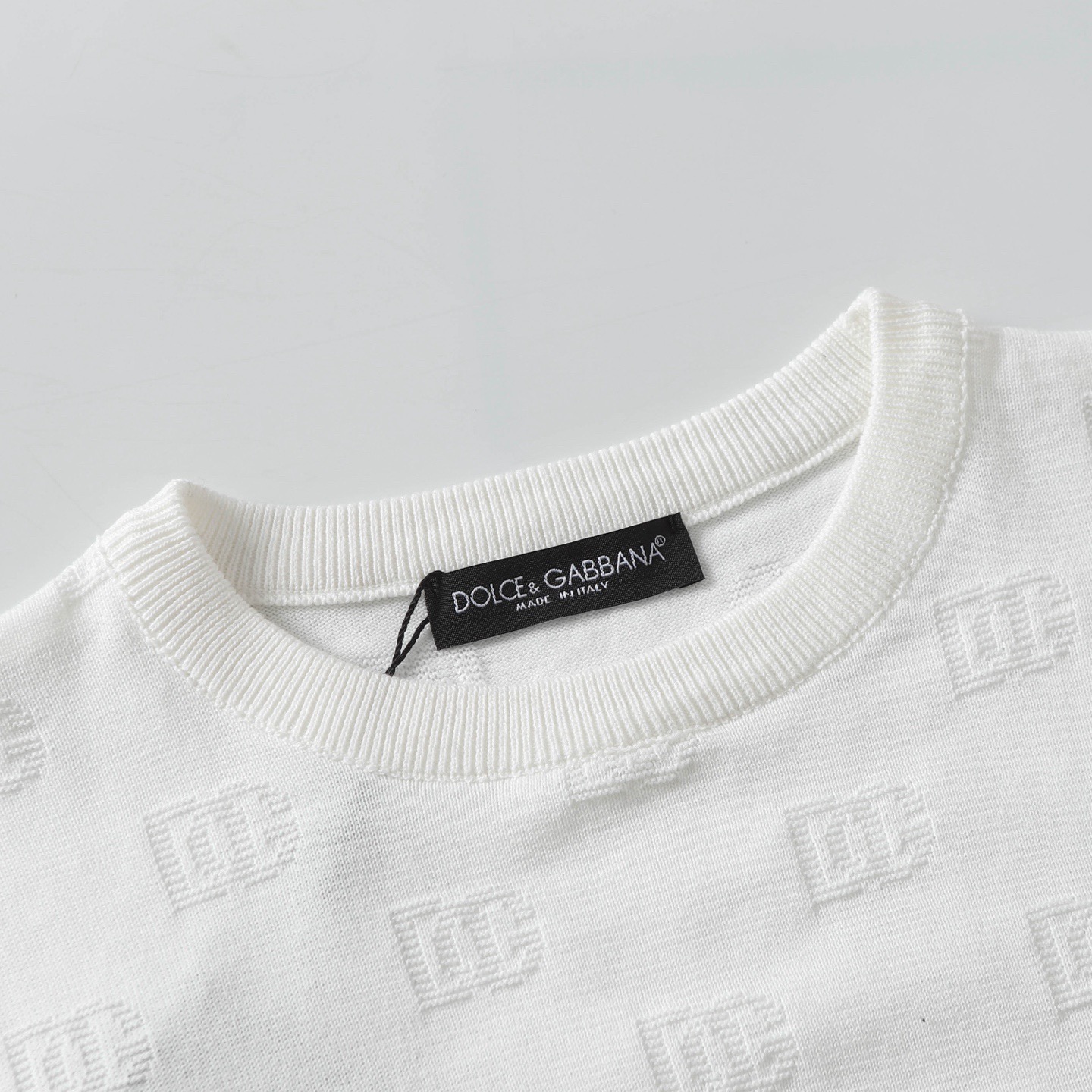 “Dolce & Gabbana Logo Knitting T-shirts in Black and White, Various Sizes Available” - 图片 3