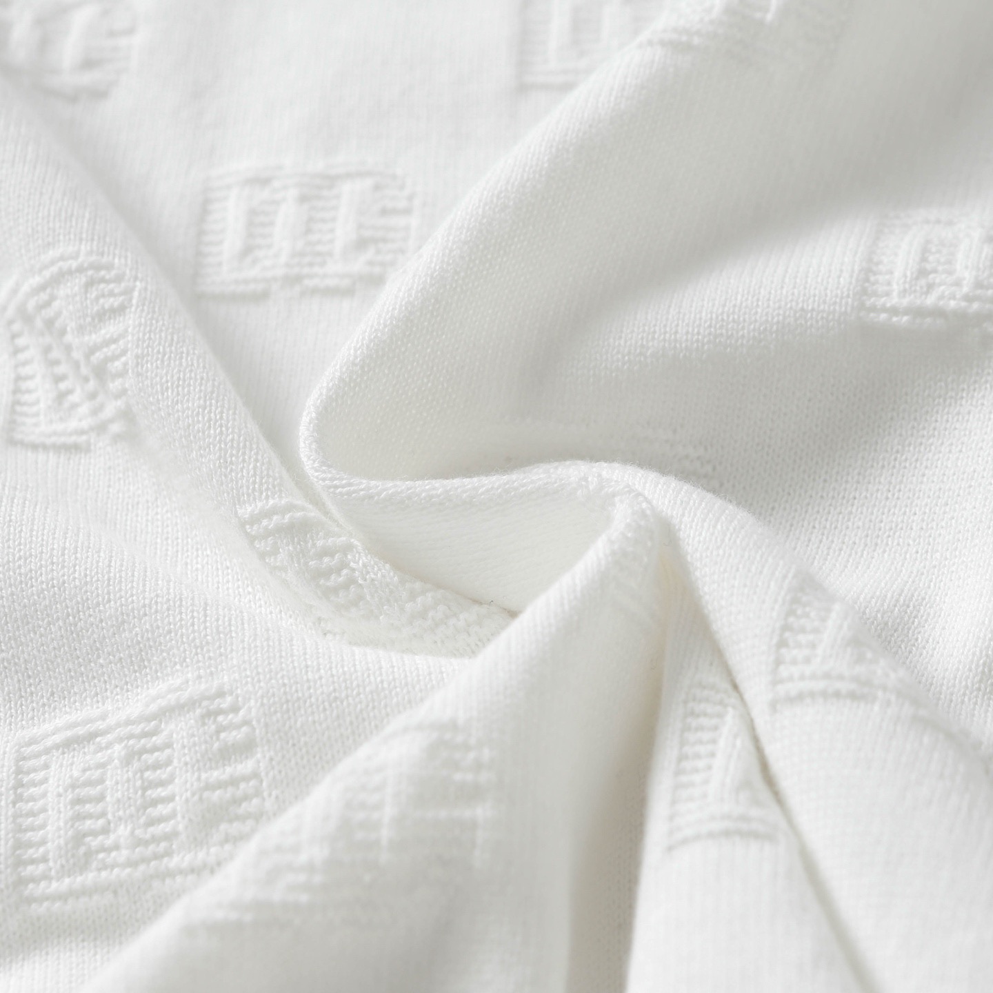 “Dolce & Gabbana Logo Knitting T-shirts in Black and White, Various Sizes Available” - 图片 9