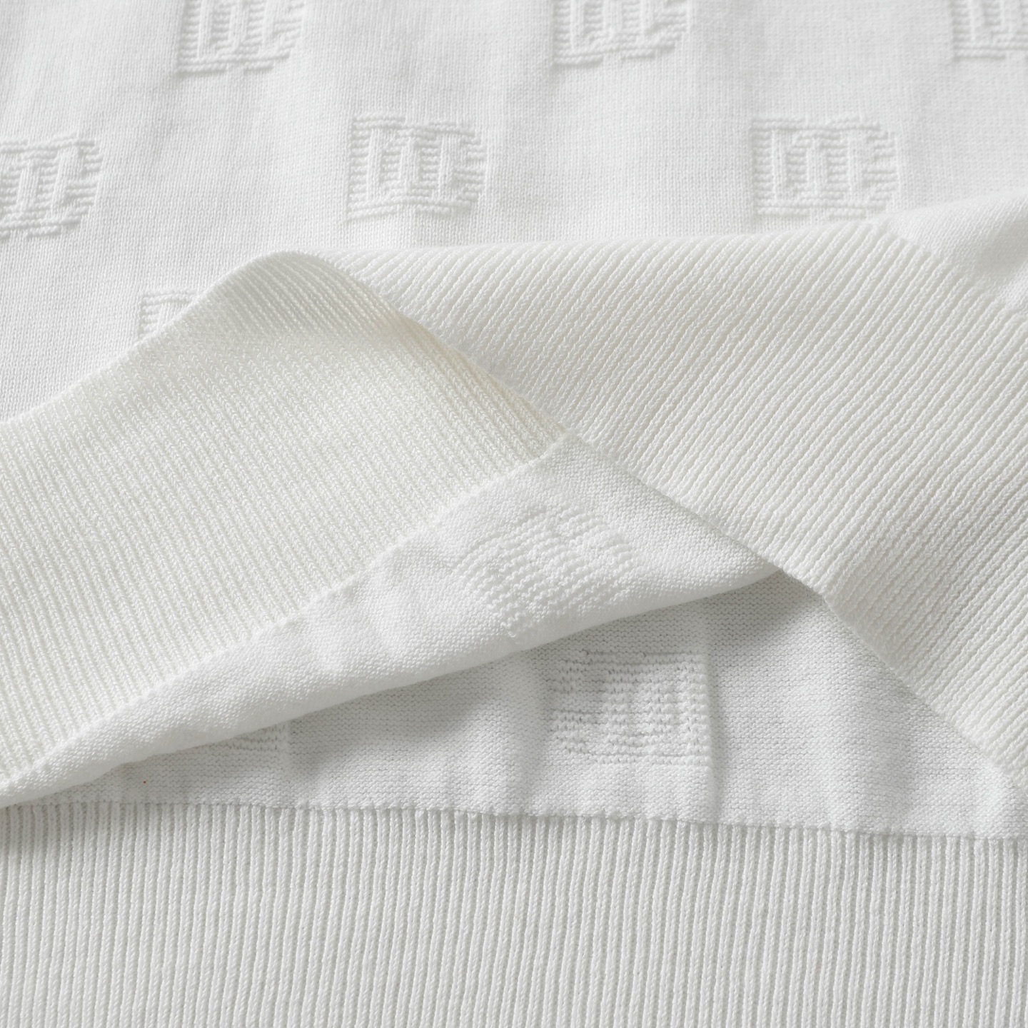 “Dolce & Gabbana Logo Knitting T-shirts in Black and White, Various Sizes Available” - 图片 8