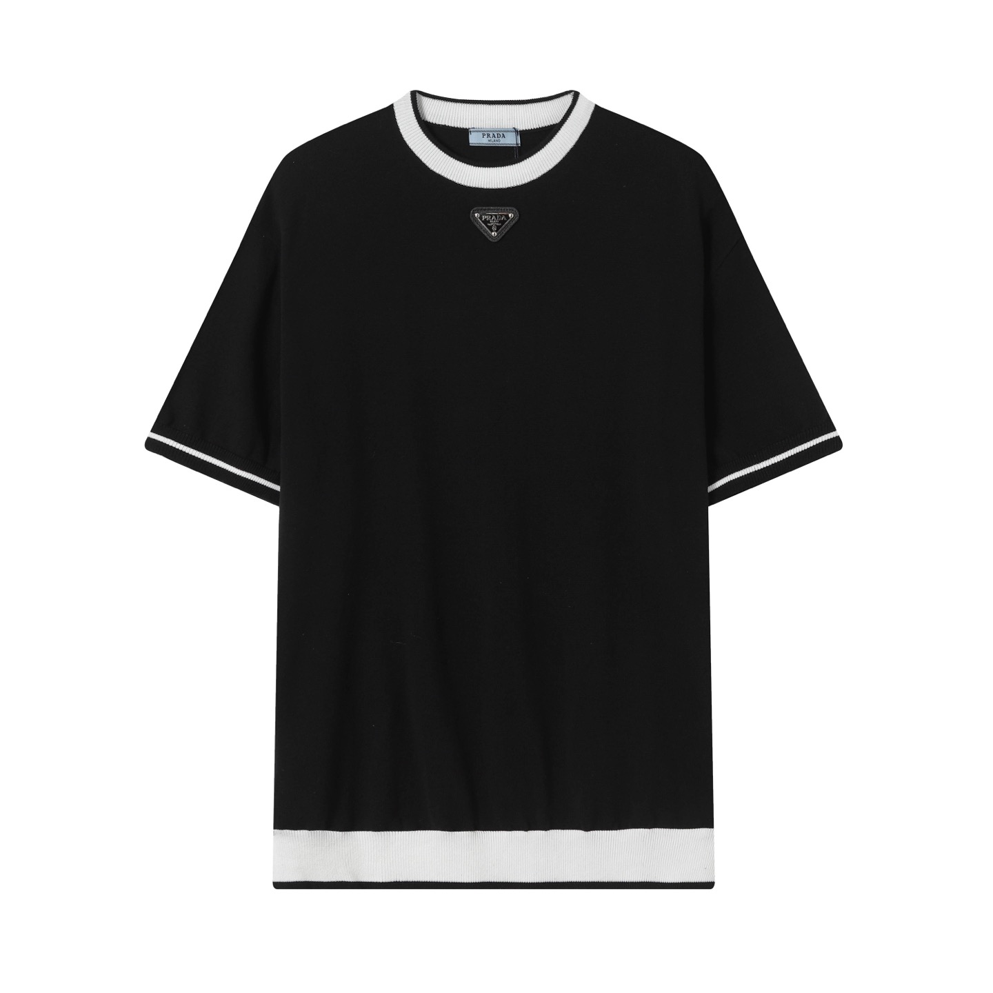 PRADA Camiseta de manga corta con logo de triángulo metálico clásico empalmado, cuello redondo y punto. Presta atención…