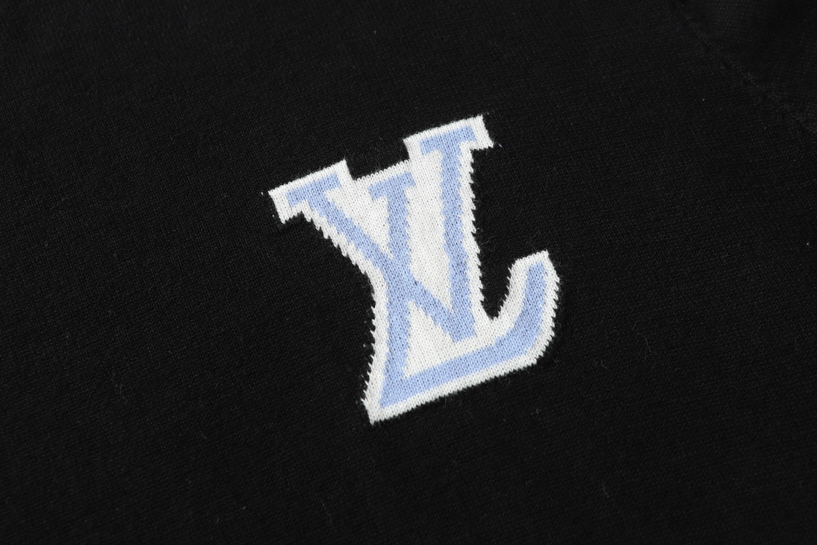 Louis Vuitton Louisville Logo Knitted Crotch T-Shirt in Dark Gray, Black, White. - 图片 4