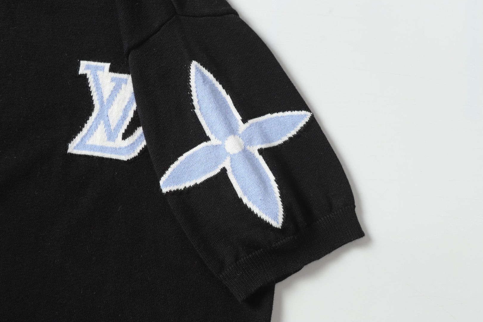 Louis Vuitton Louisville Logo Knitted Crotch T-Shirt in Dark Gray, Black, White. - 图片 5