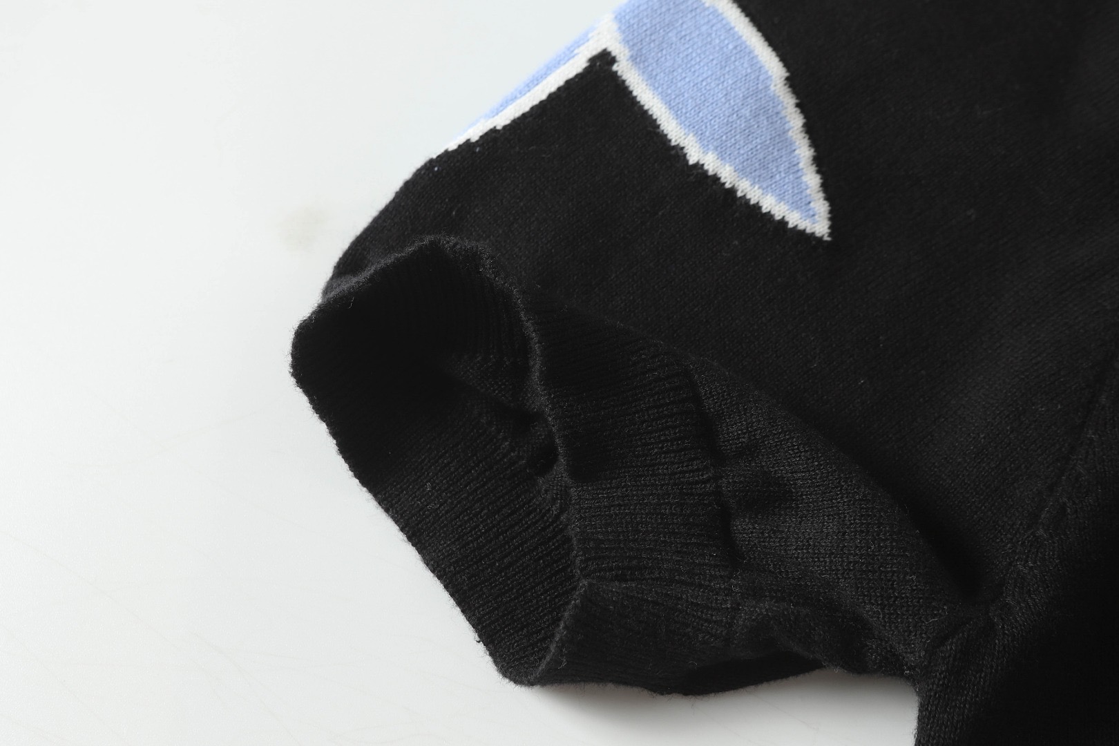 Louis Vuitton Louisville Logo Knitted Crotch T-Shirt in Dark Gray, Black, White. - 图片 6
