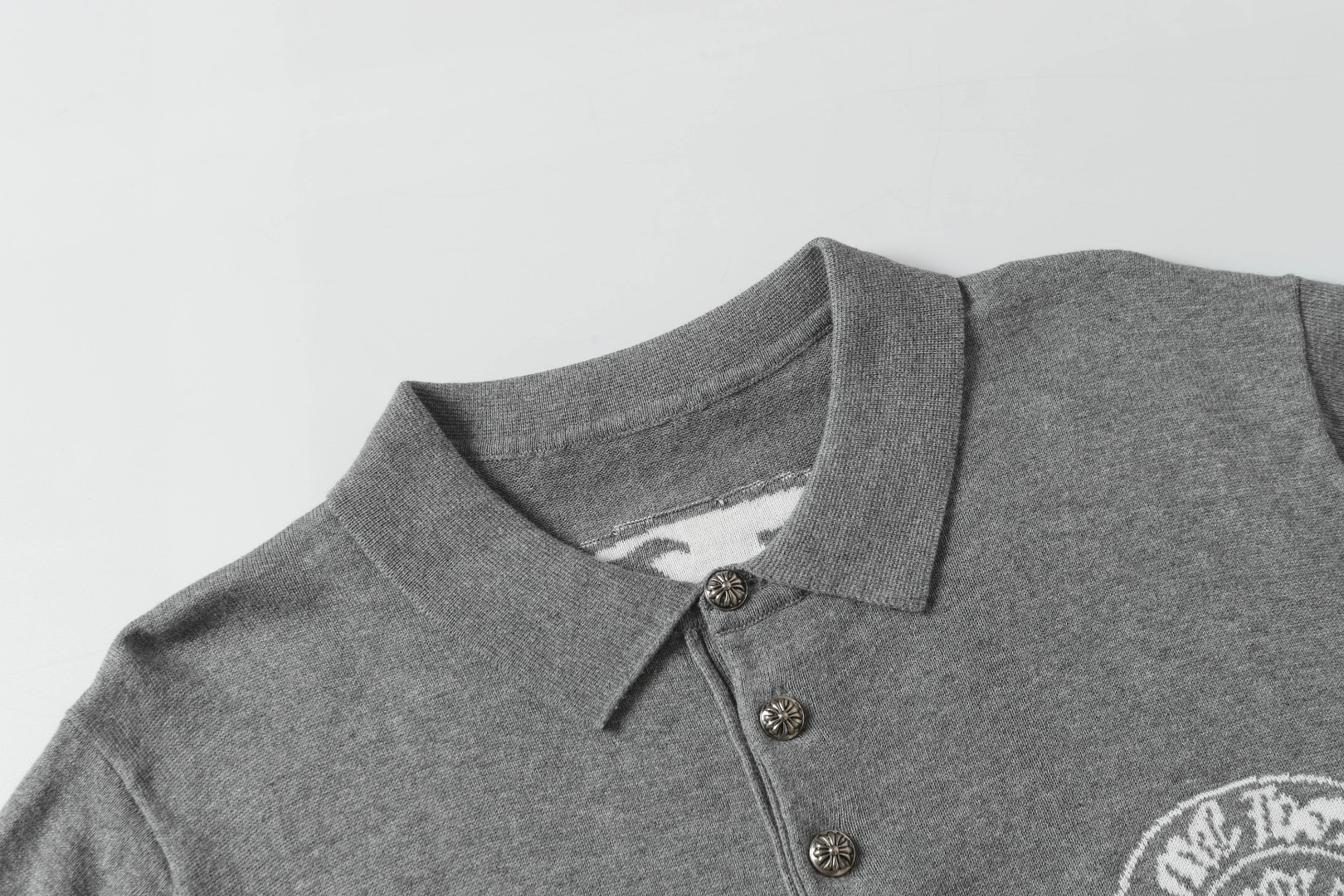“Chrome Hearts Clothing Details: Logo Sweaters and T-Shirts in XS-L Sizes” - 图片 3