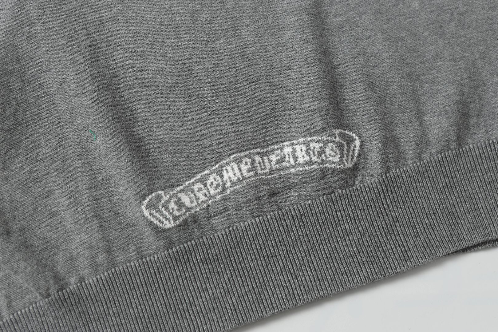 “Chrome Hearts Clothing Details: Logo Sweaters and T-Shirts in XS-L Sizes” - 图片 8
