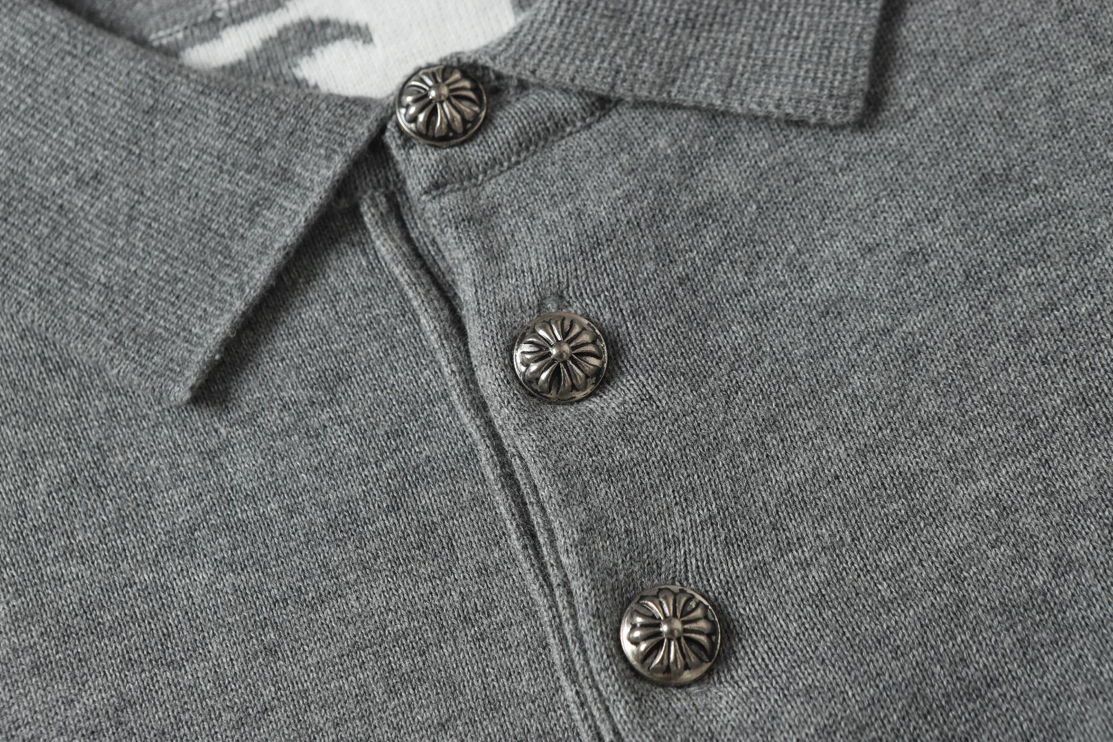 “Chrome Hearts Clothing Details: Logo Sweaters and T-Shirts in XS-L Sizes” - 图片 4