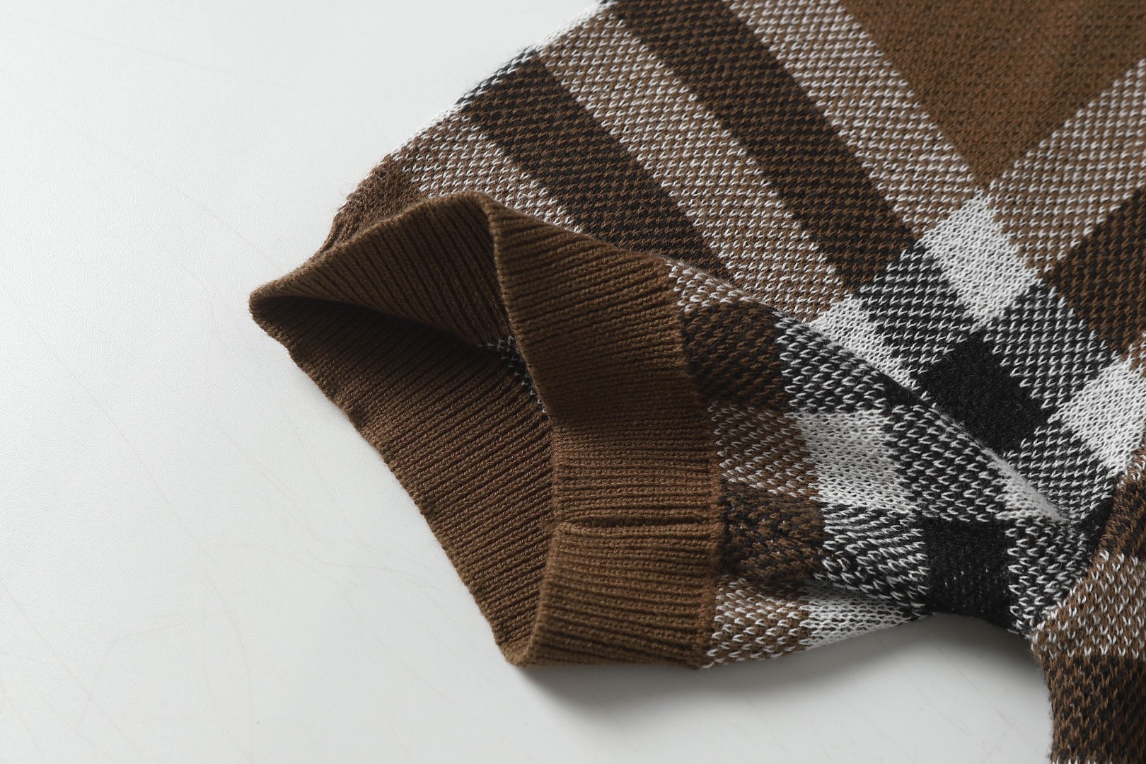 “Burberry Knit T-shirts in Coffee Grey for Men and Women, 242 Available” - 图片 5