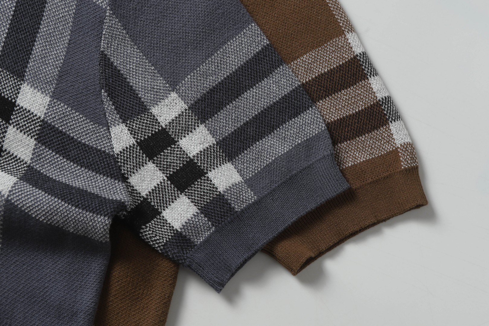 “Burberry Knit T-shirts in Coffee Grey for Men and Women, 242 Available” - 图片 9