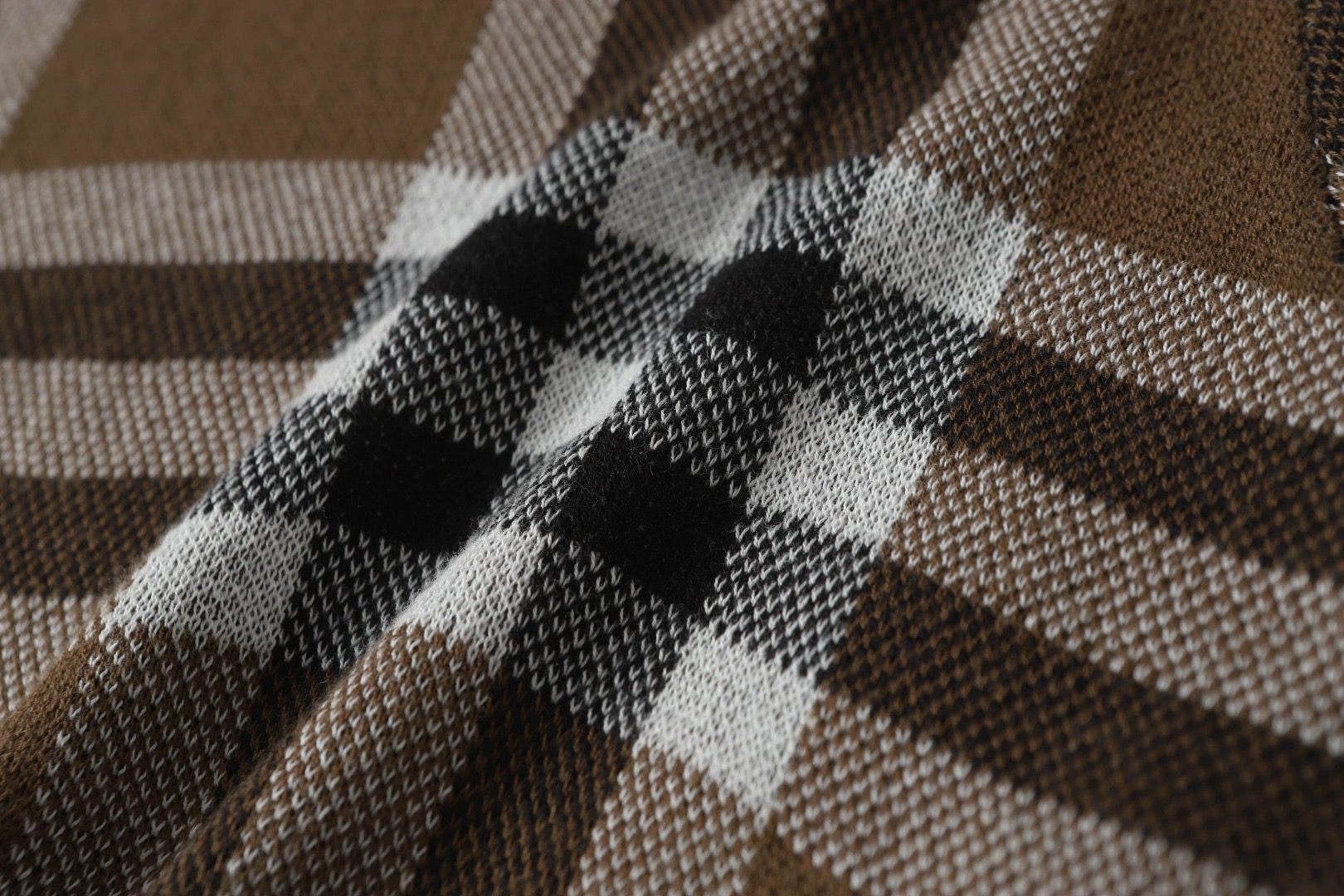 “Burberry Knit T-shirts in Coffee Grey for Men and Women, 242 Available” - 图片 6