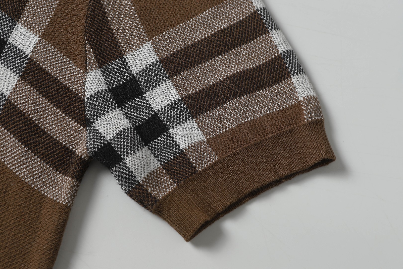 “Burberry Knit T-shirts in Coffee Grey for Men and Women, 242 Available” - 图片 4