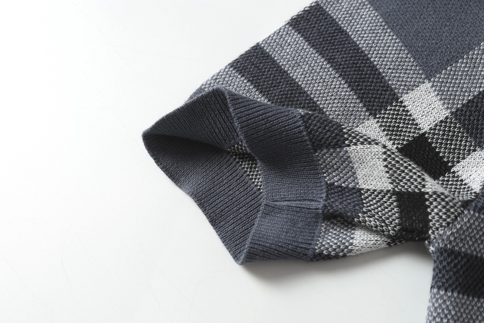 “Burberry Knitted T-shirts in Coffee Grey for Men and Women, Code XS-L” - 图片 4
