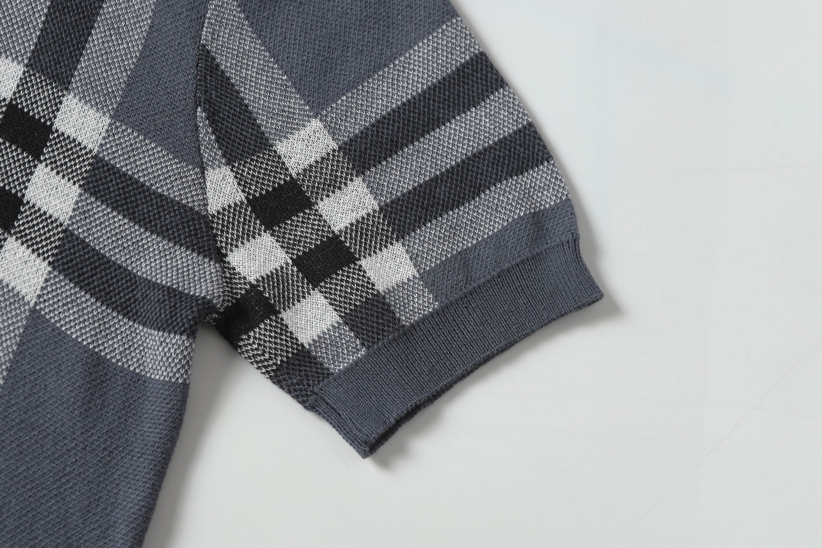 “Burberry Knitted T-shirts in Coffee Grey for Men and Women, Code XS-L” - 图片 5
