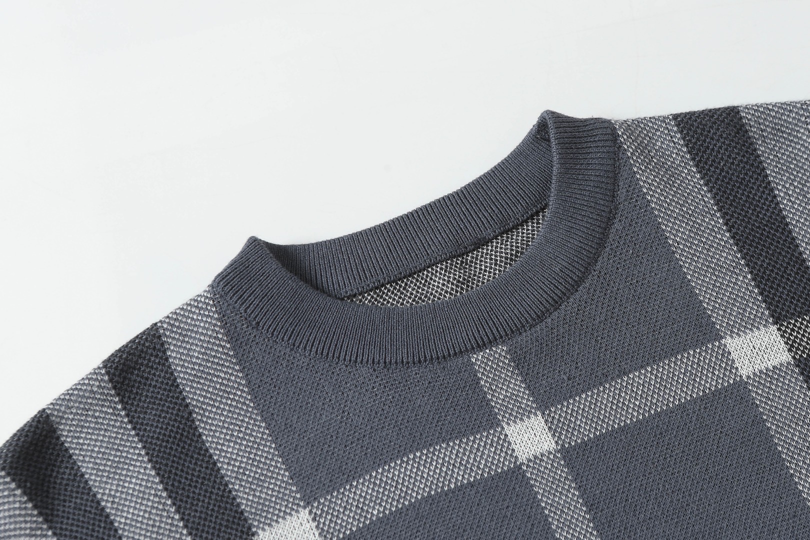 “Burberry Knitted T-shirts in Coffee Grey for Men and Women, Code XS-L” - 图片 3