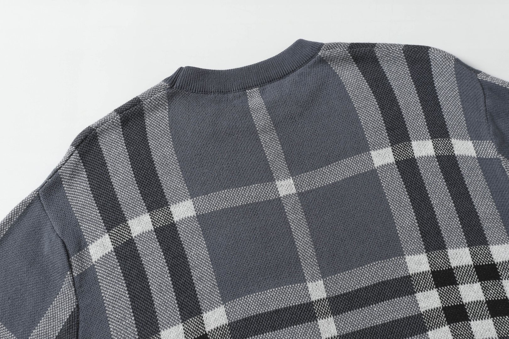 “Burberry Knitted T-shirts in Coffee Grey for Men and Women, Code XS-L” - 图片 9